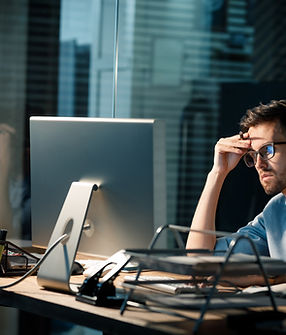 Pessoa olhando para a tela