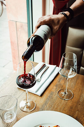 Versare il vino rosso