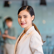 사무실 앞에 서 있는 아시아 여성