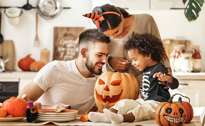 Familia preparándose para Halloween