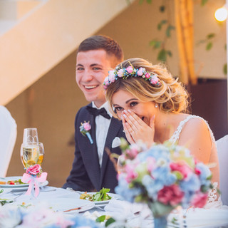 Gelin ve Damat Yemek Masasında
