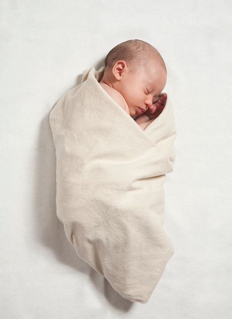 Bébé enveloppé dans une couverture