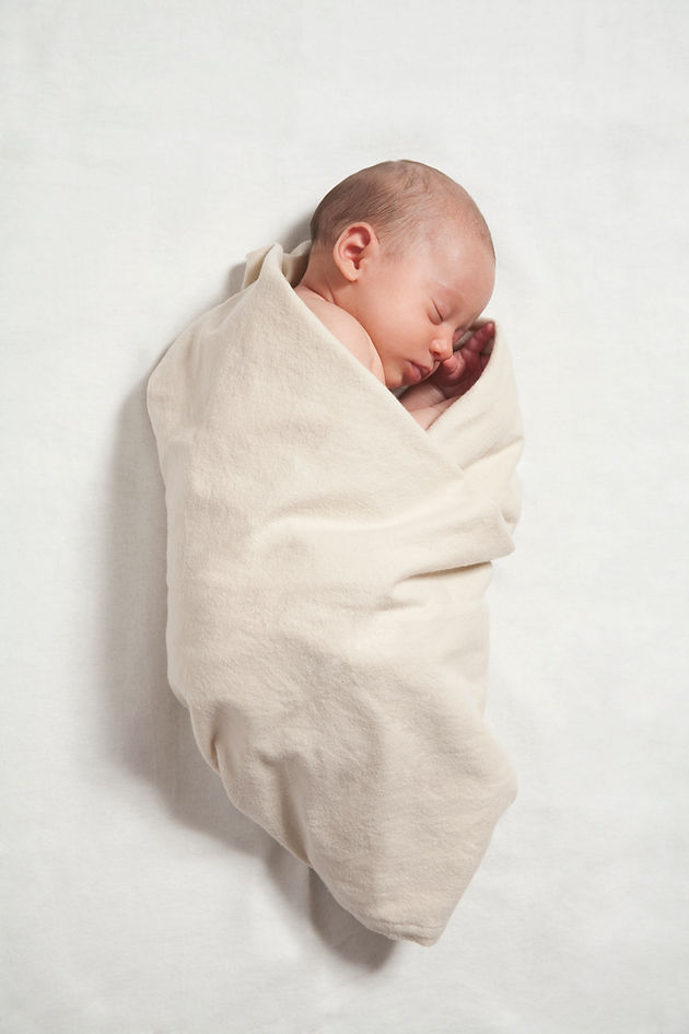 Bébé enveloppé dans une couverture