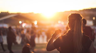 Fille regardant le coucher du soleil