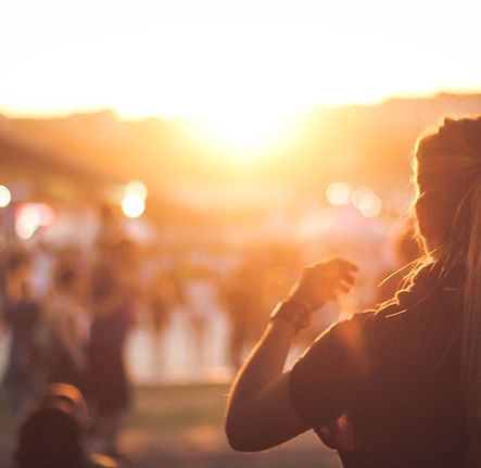 Chica viendo la puesta de sol