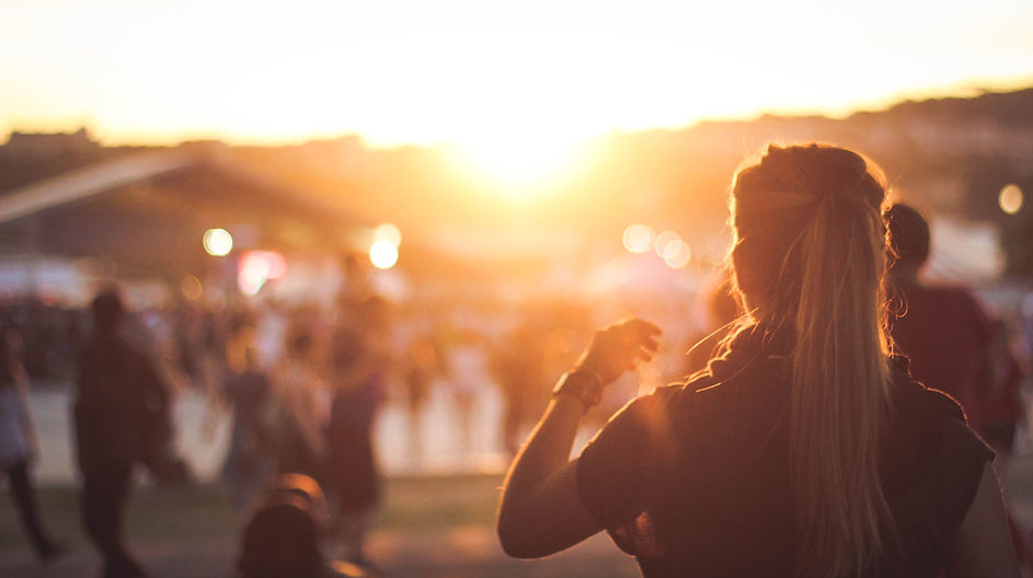 Fille regardant le coucher du soleil