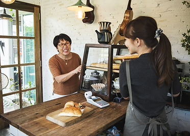 店員と顧客を笑顔で