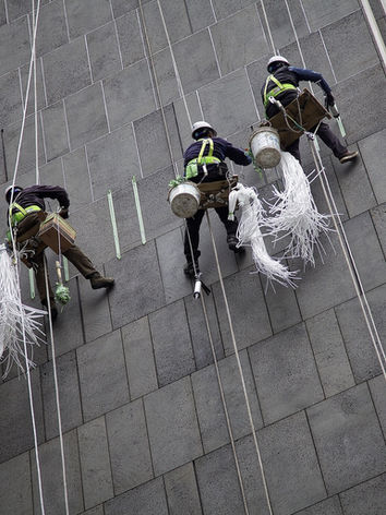 Arbeiter, die außerhalb des Gebäudes reparieren