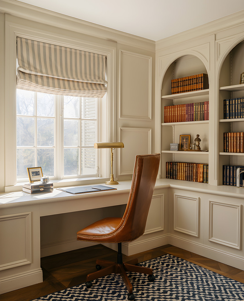 Bureau rétro chic style anglais avec fauteuil en cuir couleur camel et biblothèque