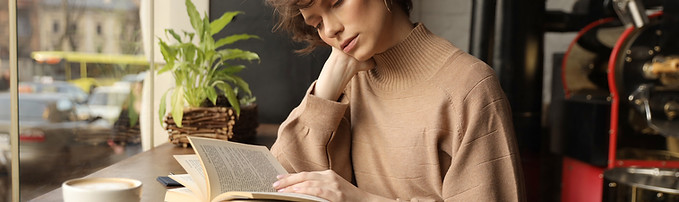 Donna che legge un libro