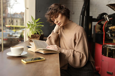 Libro de lectura de mujer