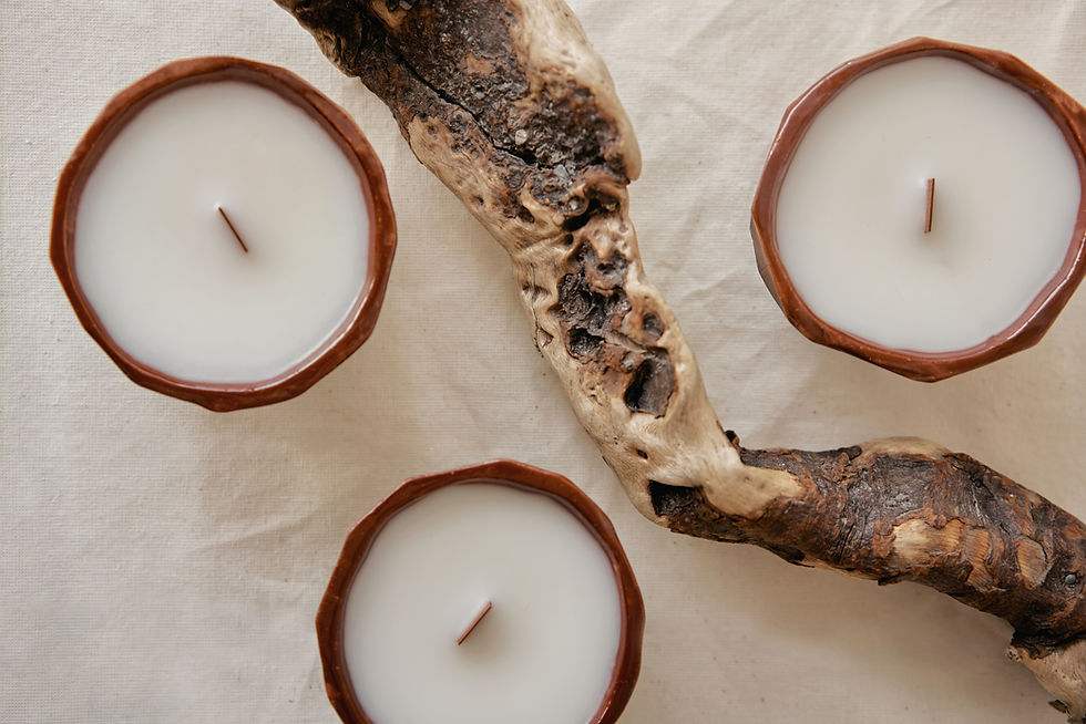 Velas em fundo bege