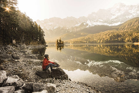 Frau, auf eine weite Landschaft blickend