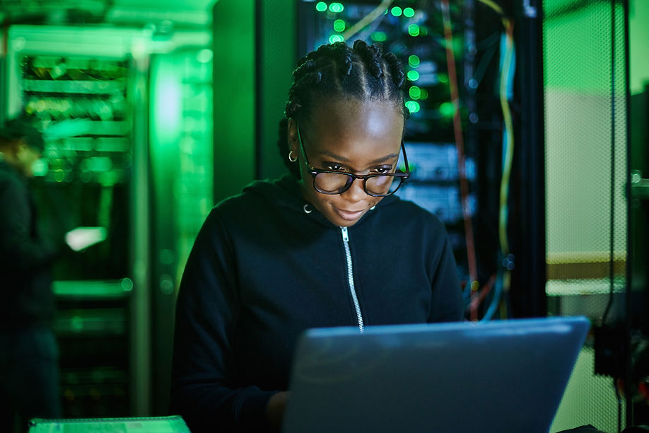 Programmeur dans la salle des serveurs
