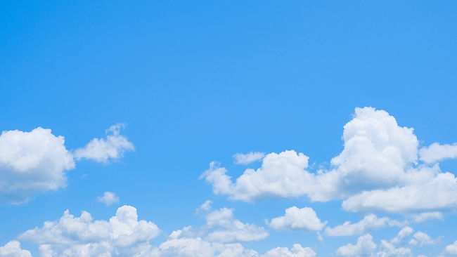 初夏の爽やかな青空