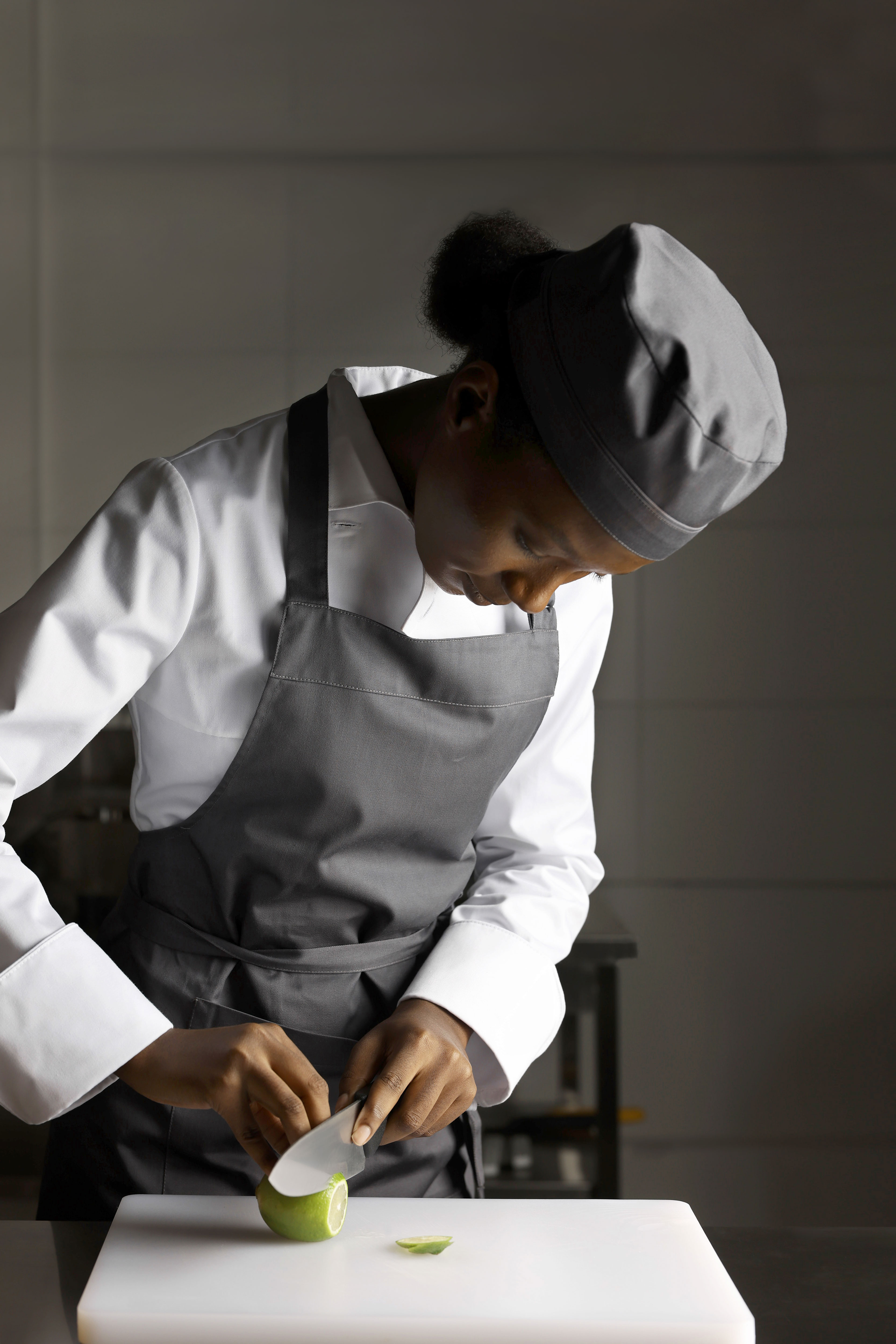 Der Koch bereitet die Zutaten vor