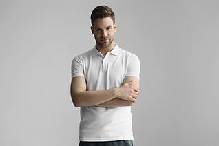 Hombre con camisa blanca