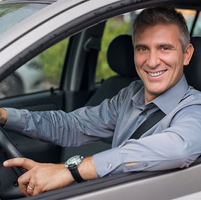 Empresario conduciendo un coche