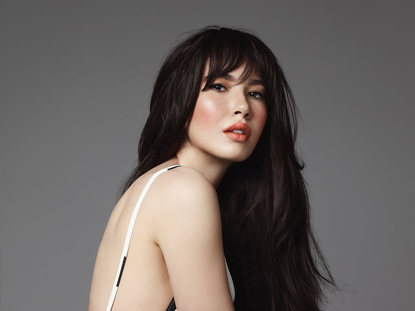 Modell mit schwarzen Haaren