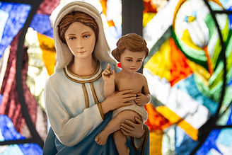 Virgen María y estatua de Jesús