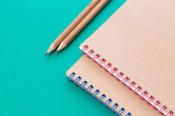 文具（鉛筆とノート）