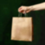 Sac en papier tenant la main