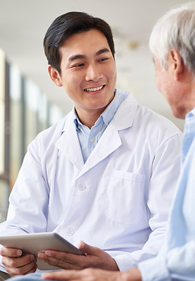 Médico consultando paciente