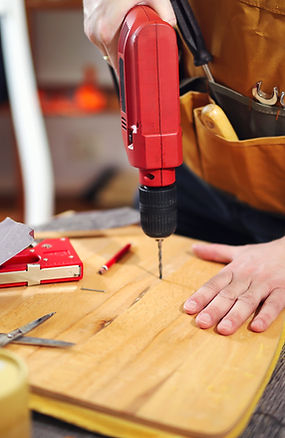 電動ドリルを持つ男性