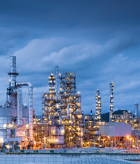 Fábrica da refinaria de petróleo à noite