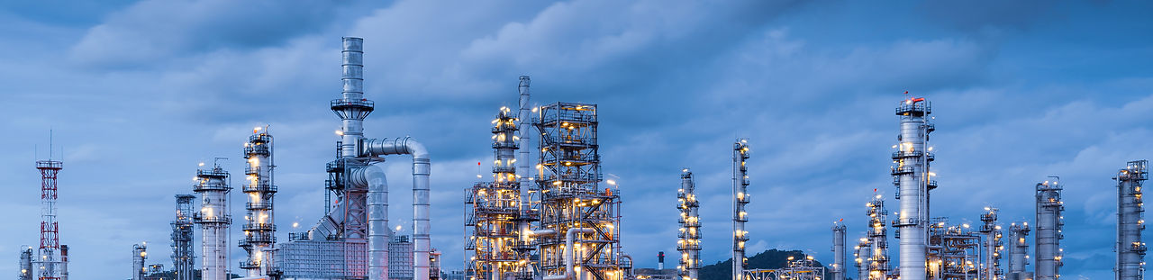 Akşamları petrol rafinerisi tesisi