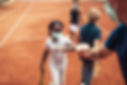 Tennisspieler stoßen mit den Ellbogen