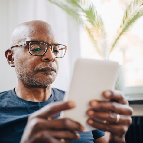 advogado previdenciário analisando documentos de aposentado durante consulta sobre isenção de imposto de renda