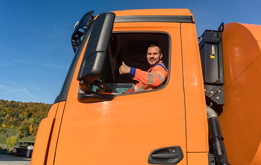 Un conducteur fait un signe d'approbation.