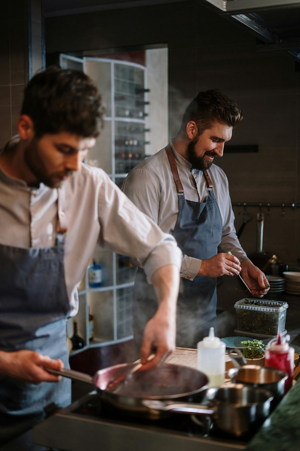 Chef che cucinano insieme