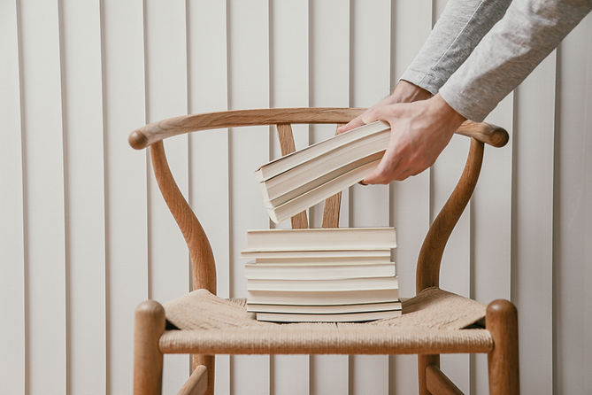 Bücher auf einem Stuhl