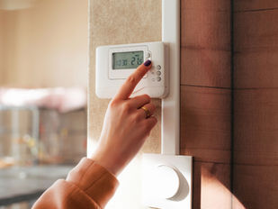 Je hoeft niet te kiezen: isoleren én fossielvrij verwarmen. Ook jouw gebouw is niet te moeilijk.