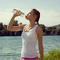 女性は水を飲む