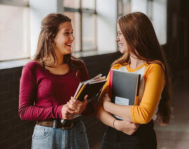 Estudiantes universitarios en el corredo