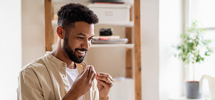 Jeune homme étudiant avec son ordinateur