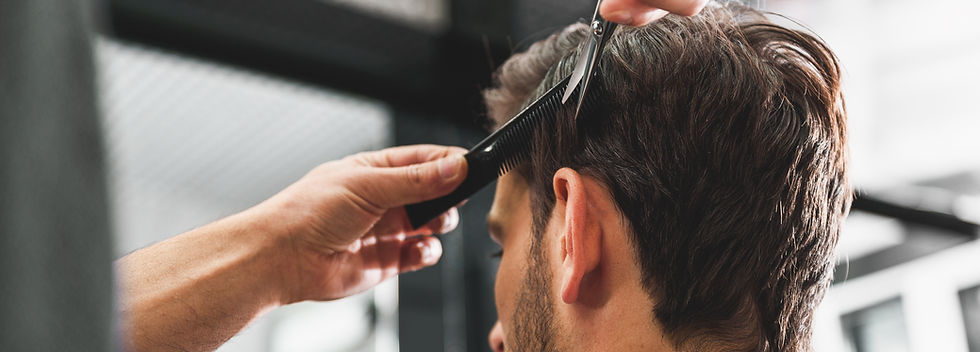 Hombre cortándose el pelo