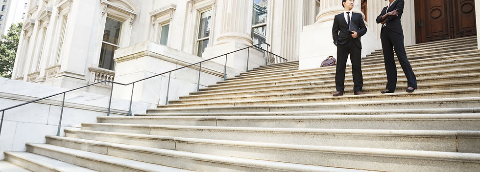 Gerichtsgebäude Schritte