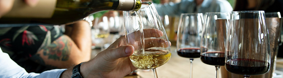 Versare il vino