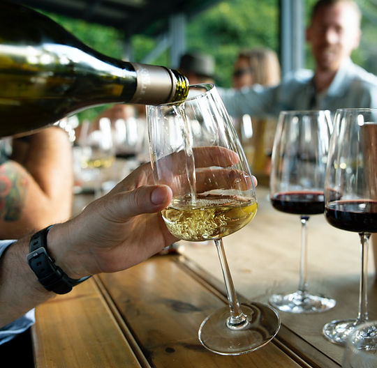 Vin versé lors d’une dégustation