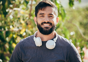 Hombre con los auriculares