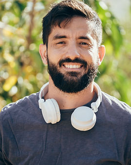 Homem com fones de ouvido