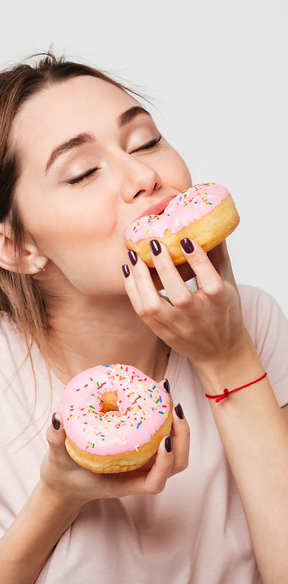 Frau isst Donuts