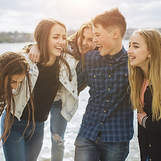 Gruppe von fünf glücklichen Jugendlichen