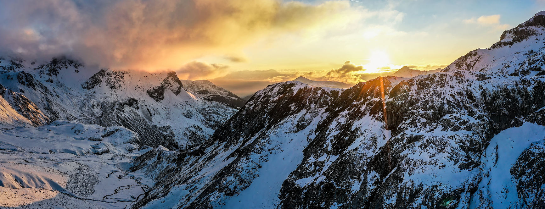 Sonnenuntergangsblick auf die Berge