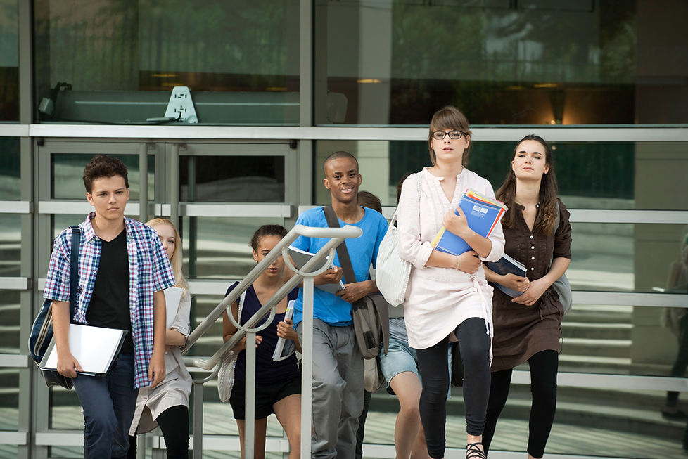 Étudiants montant les marches d'un escalier