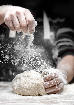 Boulanger préparant son pain